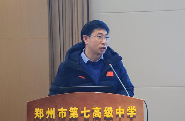 3.1郑州市第七高级中学教师发展中心主任徐满堂结合学校的发展历史指导同学们进行生涯规划